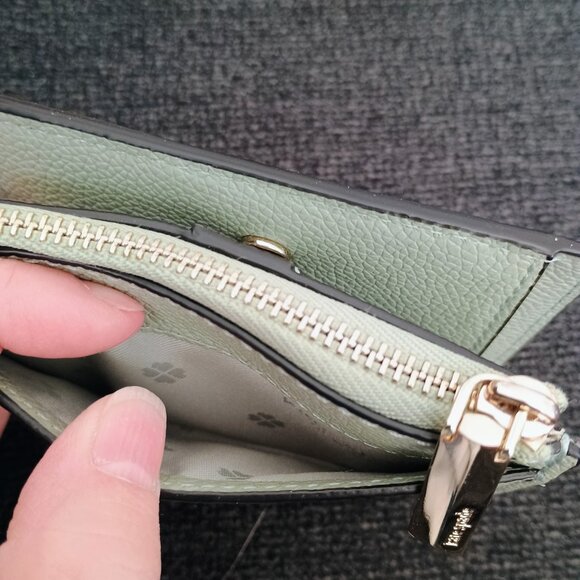 BNWOT KATE SPADE SMALL BIFOLD WALLET GREEN LEATHER 6 INSIDE SLOTS & CASH SLEEVE - Picture 7 of 8